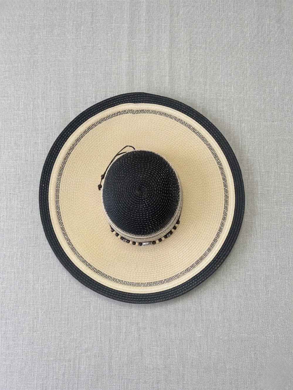⭐️2/50$ Two-Tone Wide Brim Straw Sun Hat - Black and Cream Bead Accent